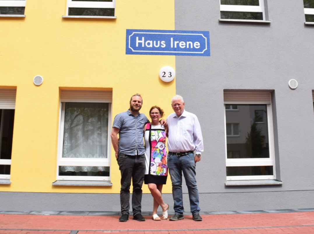 Familie vor dem Haus Irene